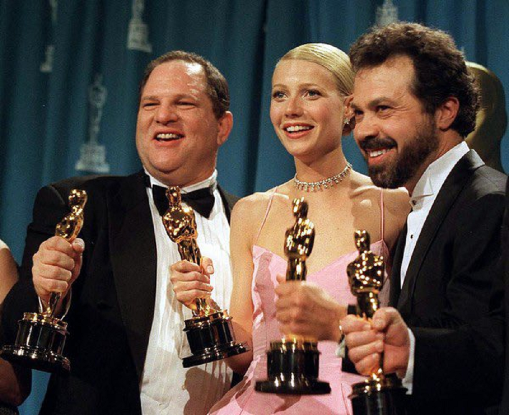 Harvey Weinstein, Gwyneth Paltrow e Edward Zwick com Oscar por "Shakespeare apaixonado"