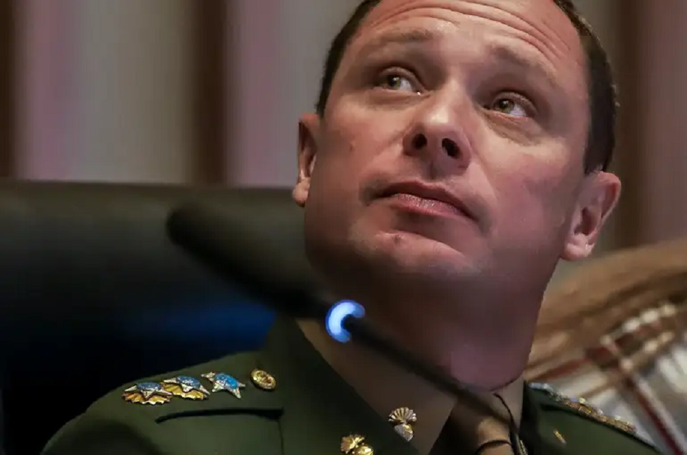 tenente-coronel Mauro Cid olhando pra cima com expressão séria