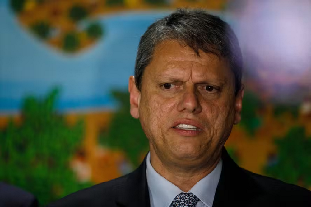 O governador de São Paulo, Tarcísio de Freitas (Republicanos), falando, sério