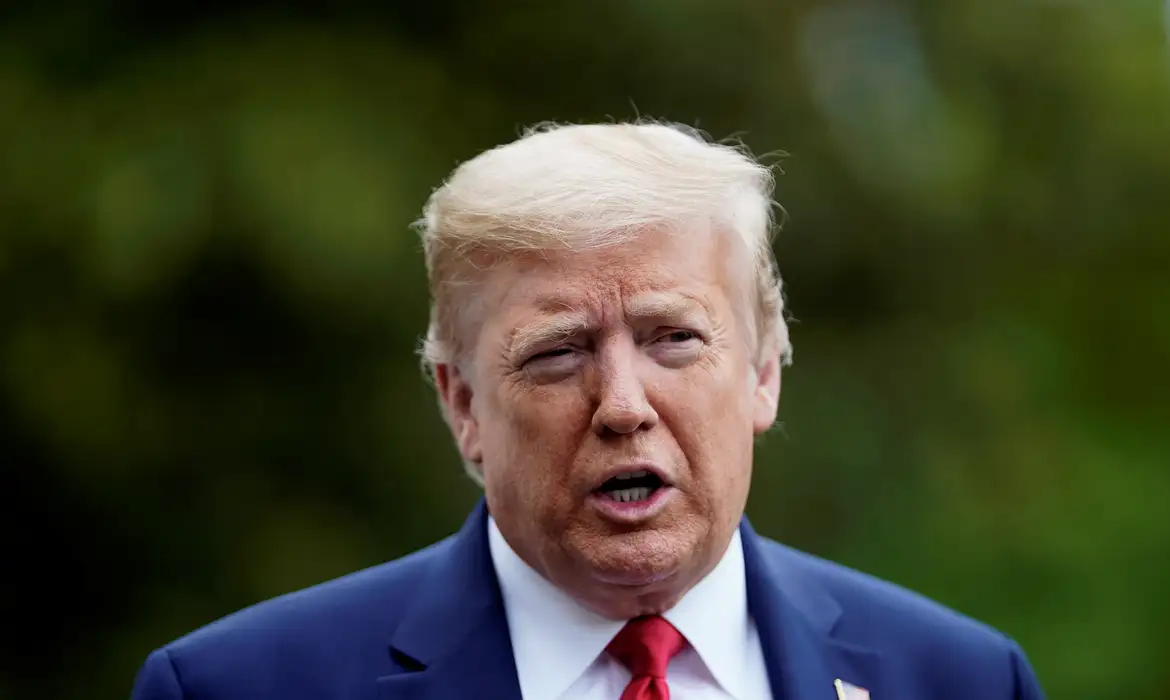 O presidente dos Estados Unidos, Donald Trump, falando com expressão séria