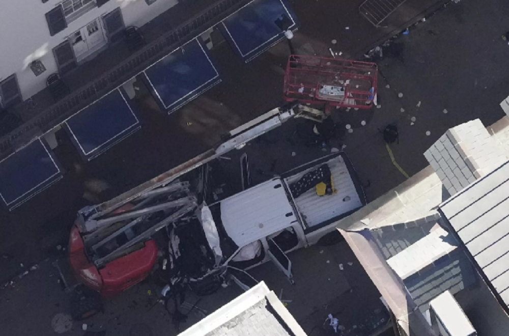 Imagem aérea mostra veículo usado para atropelar dezenas de pessoas durante festa de virada do ano em Nova Orleans, nos Estados Unidos