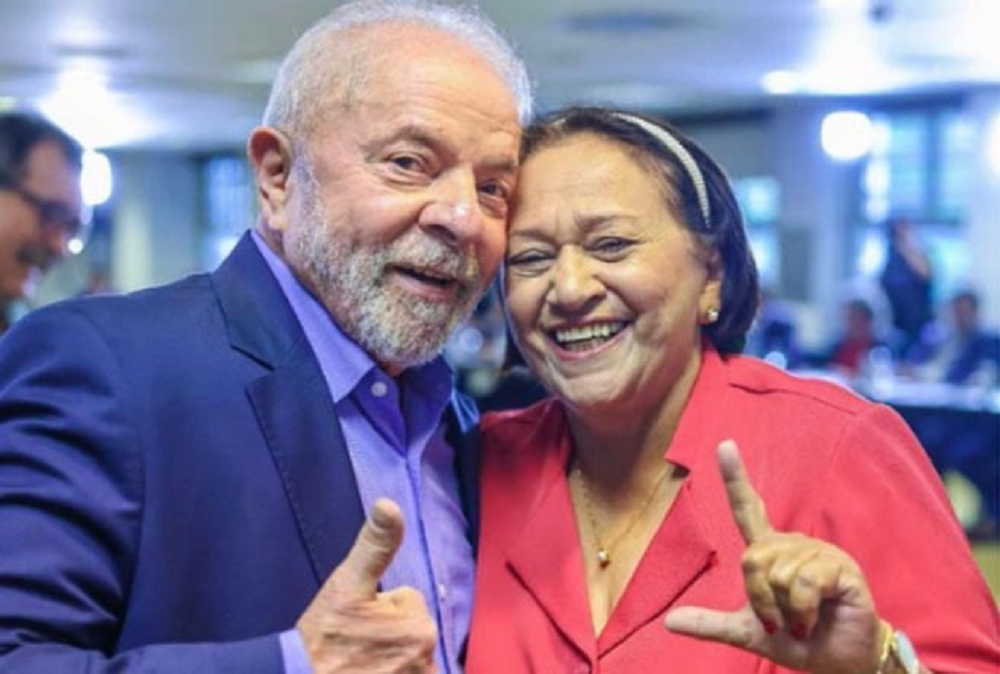 Lula e Fátima Bezerra posando para foto lado a lado sorrindo