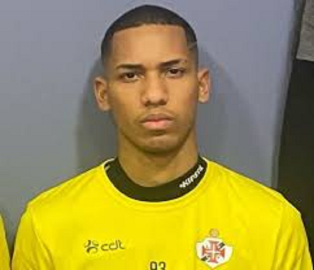 Gabriel Cunha sério, olhando para a câmera de camiseta amarela
