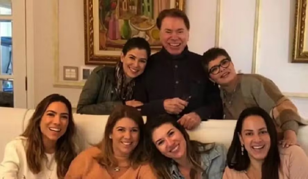 Silvio Santos posando com as seis filhas, todos sorrindo