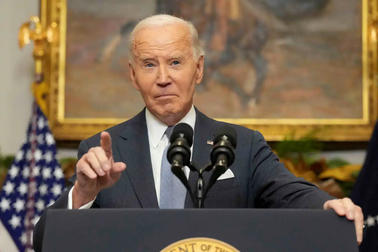 O presidente dos Estados Unidos, Joe Biden, sério, apontando para frente