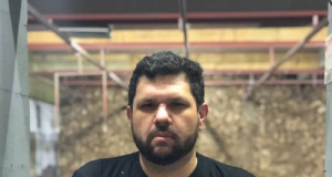 blogueiro bolsonarista Oswaldo Eustáquio de camiseta preta, olhando pra câmera, sério