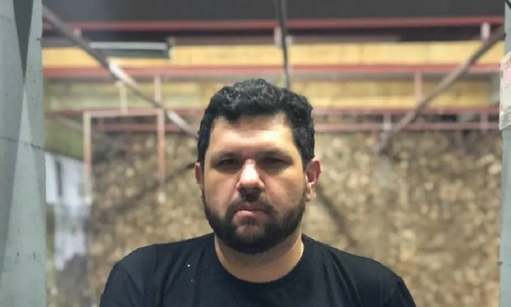 blogueiro bolsonarista Oswaldo Eustáquio de camiseta preta, olhando pra câmera, sério