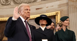 Donald Trump e Melania Trump lado a lado, sérios