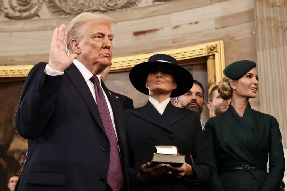 Donald Trump e Melania Trump lado a lado, sérios