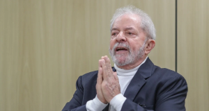 O presidente Luiz Inácio Lula da Silva (PT) sorrindo com mãos unidas em expressão de agradecimento e alívio
