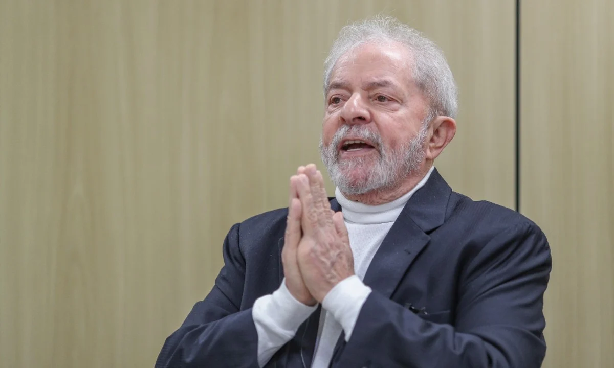 O presidente Luiz Inácio Lula da Silva (PT) sorrindo com mãos unidas em expressão de agradecimento e alívio