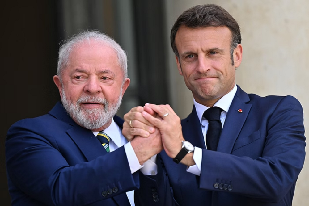 O presidente do Brasil, Luiz Inácio Lula da Silva (PT), e o presidente da França, Emmanuel Macron, em aperto de mãos