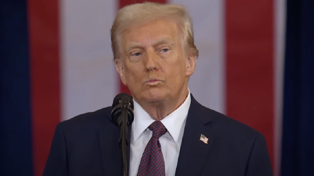 presidente dos Estados Unidos, Donald Trump, fazendo bico, sério