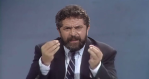 Luiz Inácio Lula da Silva (PT) falando e gesticulando para a câmera em vídeo antigo
