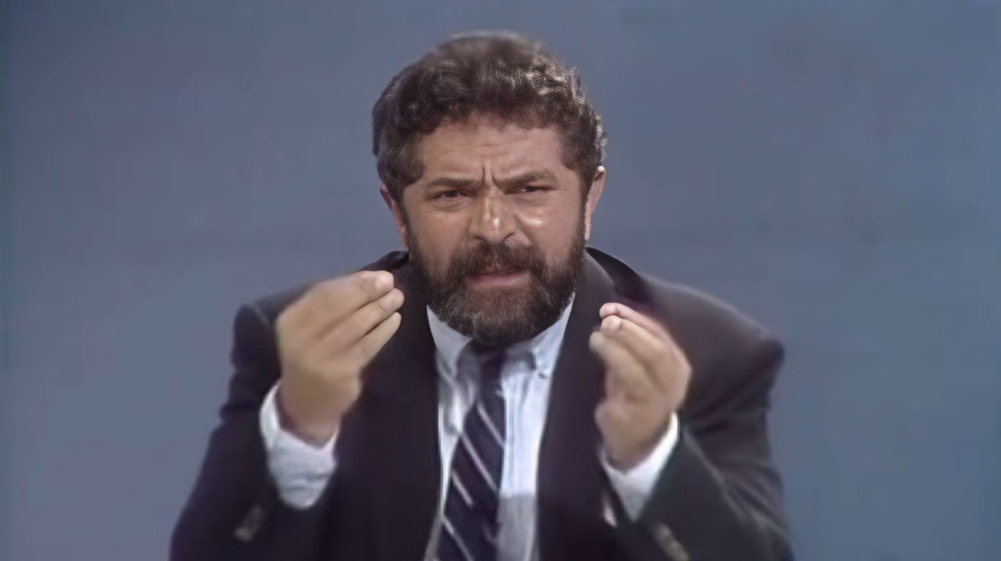 Luiz Inácio Lula da Silva (PT) falando e gesticulando para a câmera em vídeo antigo