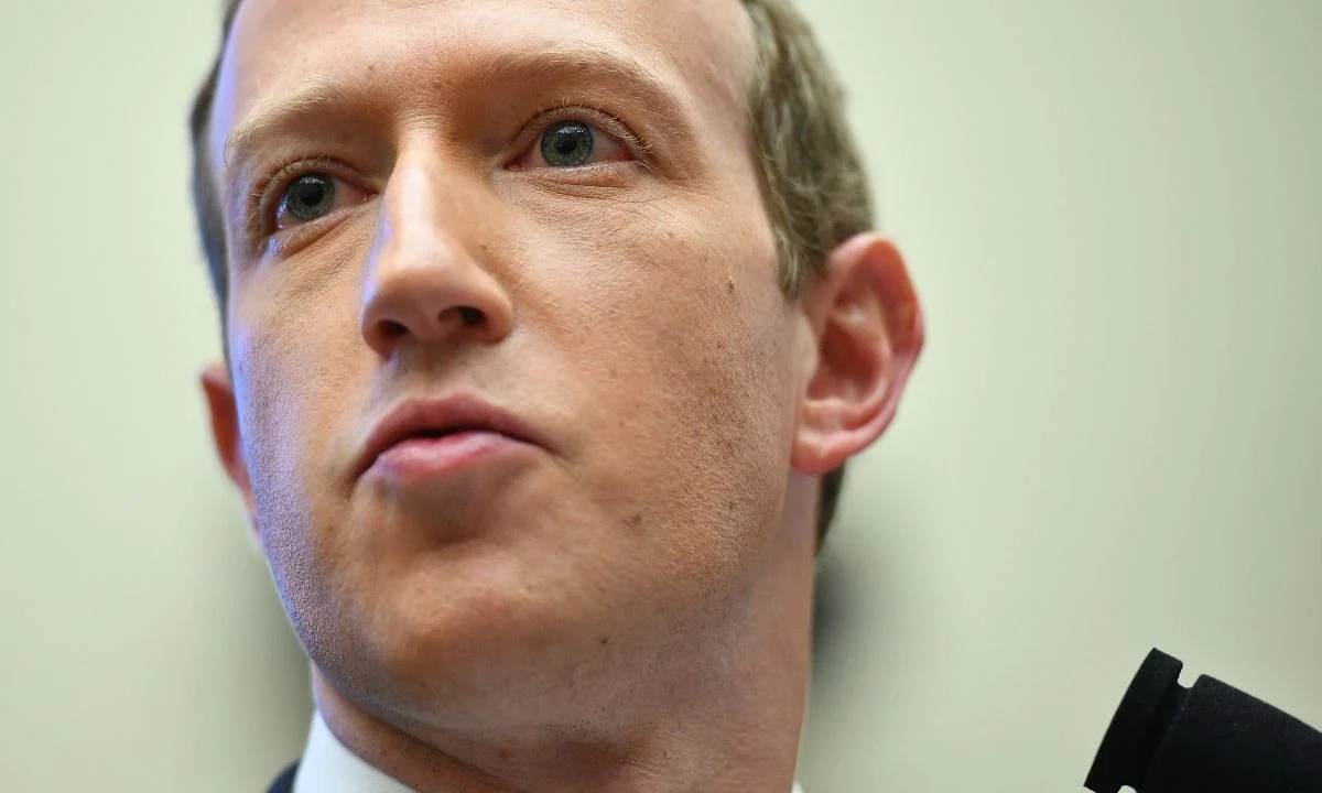 Fundador da Meta, Mark Zuckerberg, em close, falando, sério, sem olhar para a câmera