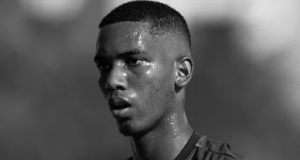 O brasileiro Gabriel Cunha, que tentava ser jogador de futebol em Portugal, em foto em preto e branco, com expressão de cansaço