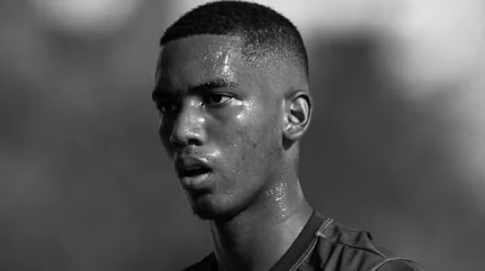 O brasileiro Gabriel Cunha, que tentava ser jogador de futebol em Portugal, em foto em preto e branco, com expressão de cansaço