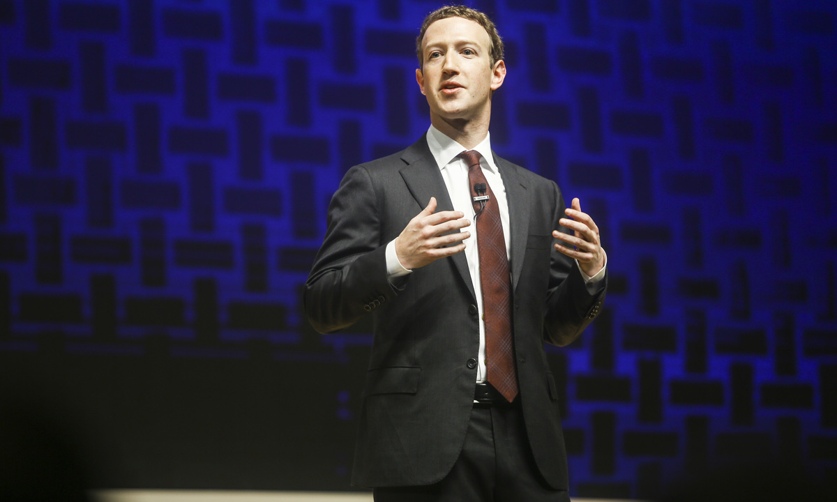 Mark Zuckerberg falando e gesticulando