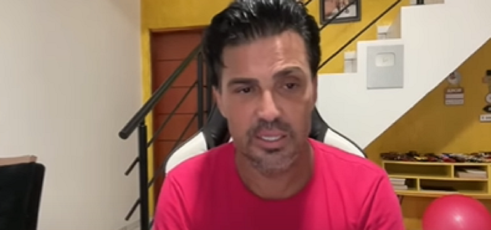 Pastor Flávio Amaral de camiseta vermelha, falando para a câmera