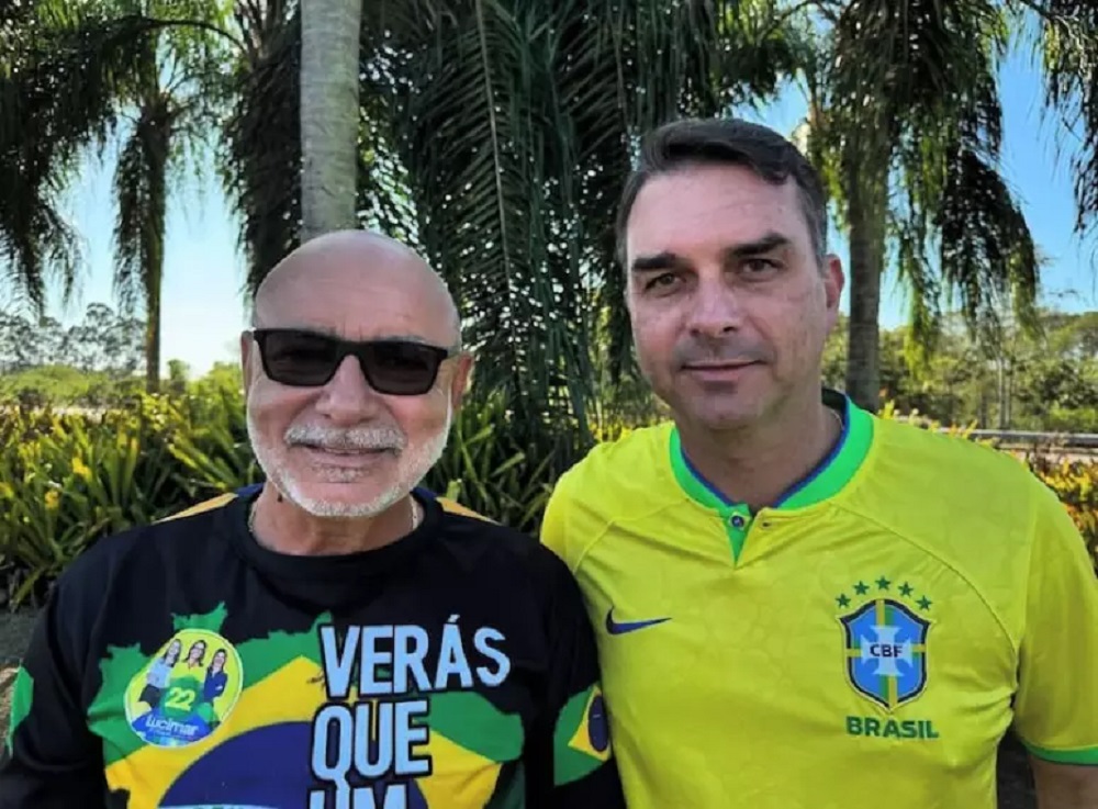 Fabrício Queiroz e Flávio Bolsonaro posando lado a lado