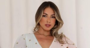 Jackeline Moreira de blusa clara e cabelo solto, fazendo carão para a cãmera
