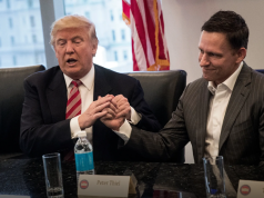 Donald Trump e Peter Thiel em aperto de mãos