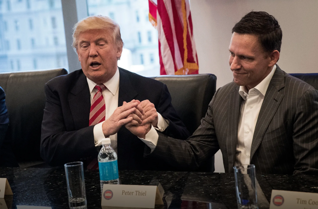 Donald Trump e Peter Thiel em aperto de mãos
