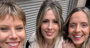 Victoria Casaurang, Mercedes Cordero e Paula Galloni sorrindo para foto com rostos próximos