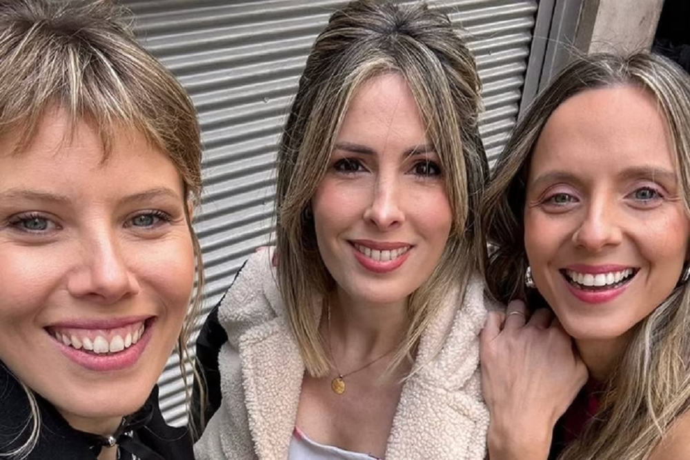 Victoria Casaurang, Mercedes Cordero e Paula Galloni sorrindo para foto com rostos próximos