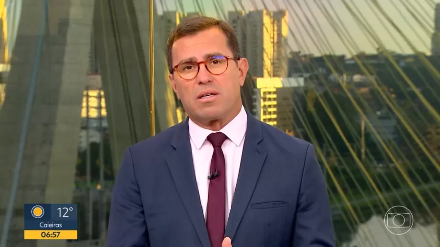 Rodrigo Bocardi de óculos, falando para a câmera, sério