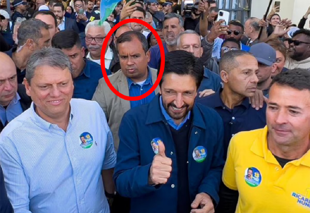 Diogo Costa Cangerana, Tarcísio de Freitas e Ricardo Nunes no meio de multidão