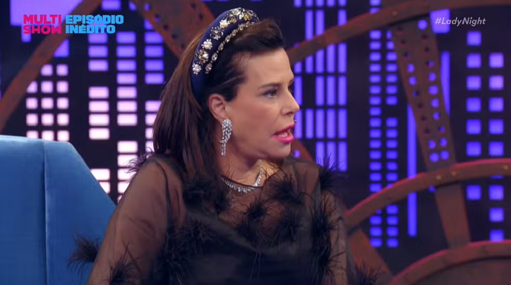 Narcisa Tamborindeguy no Lady Night, olhando para o lado com cara de espanto, de roupa preta