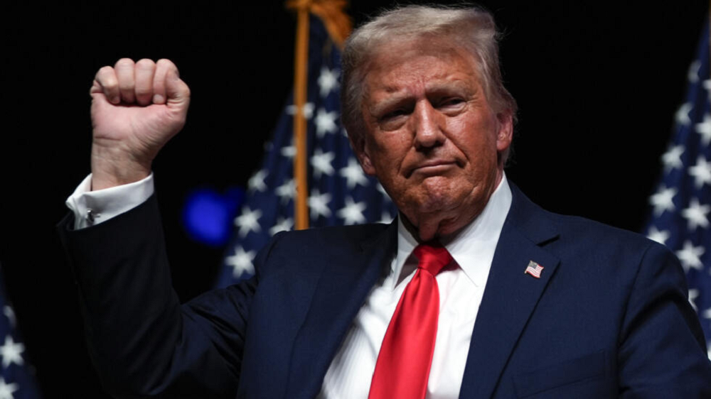 Donald Trump com punho erguido