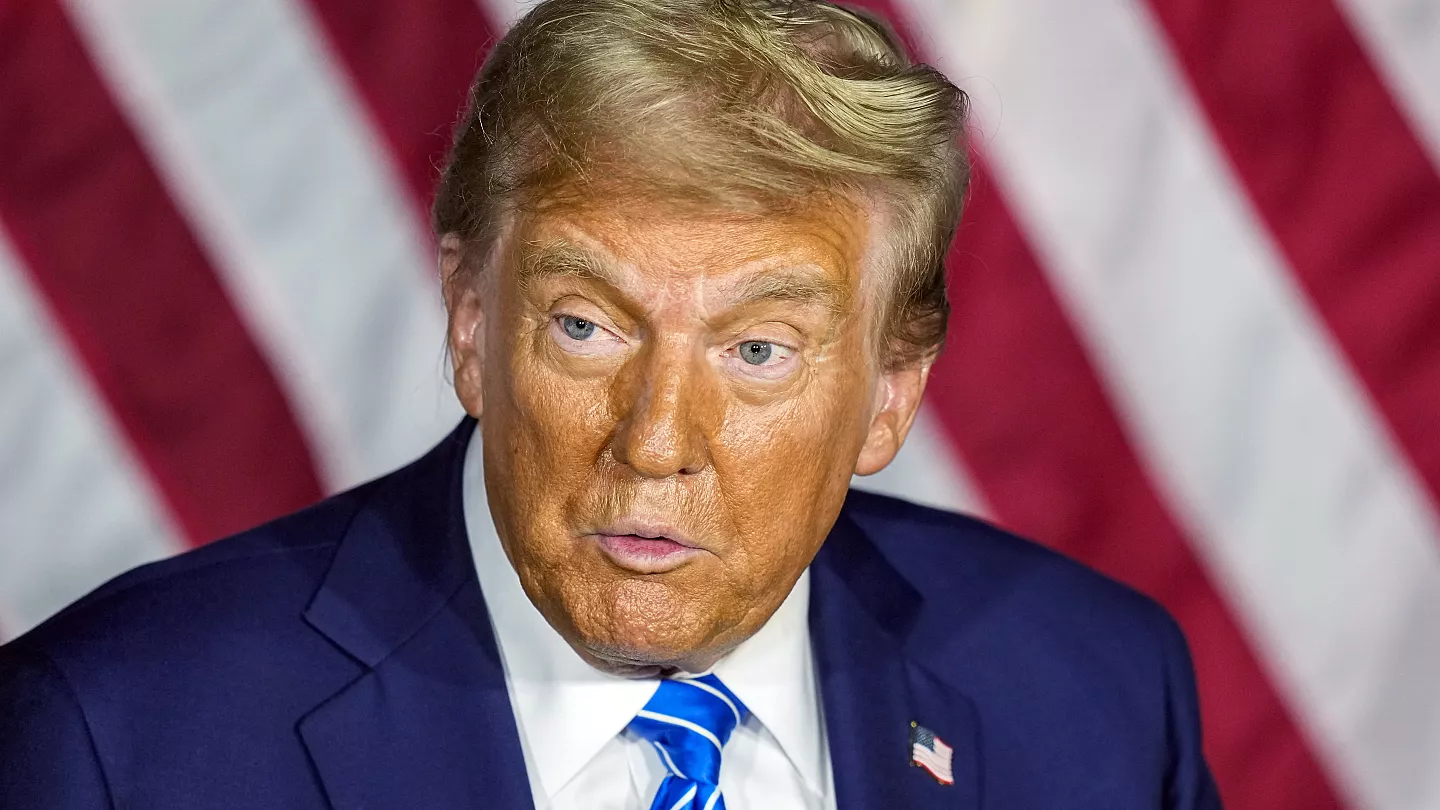 Donald Trump em close, falando sem olhar para a câmera