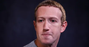 CEO da Meta, Mark Zuckerberg, com expressão pensativa, em close, sem olhar para a câmera, de roupa cinza