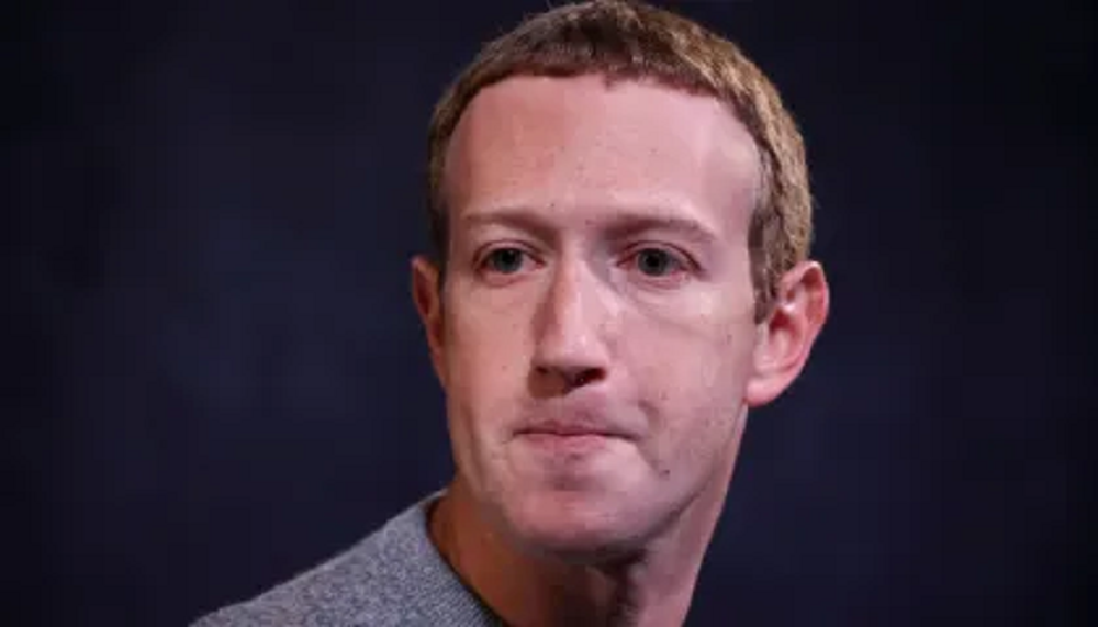 CEO da Meta, Mark Zuckerberg, com expressão pensativa, em close, sem olhar para a câmera, de roupa cinza
