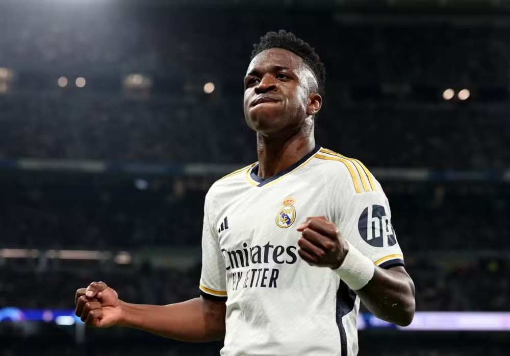 Vinícius Júnior comemorando gol com a camisa do Real Madrid