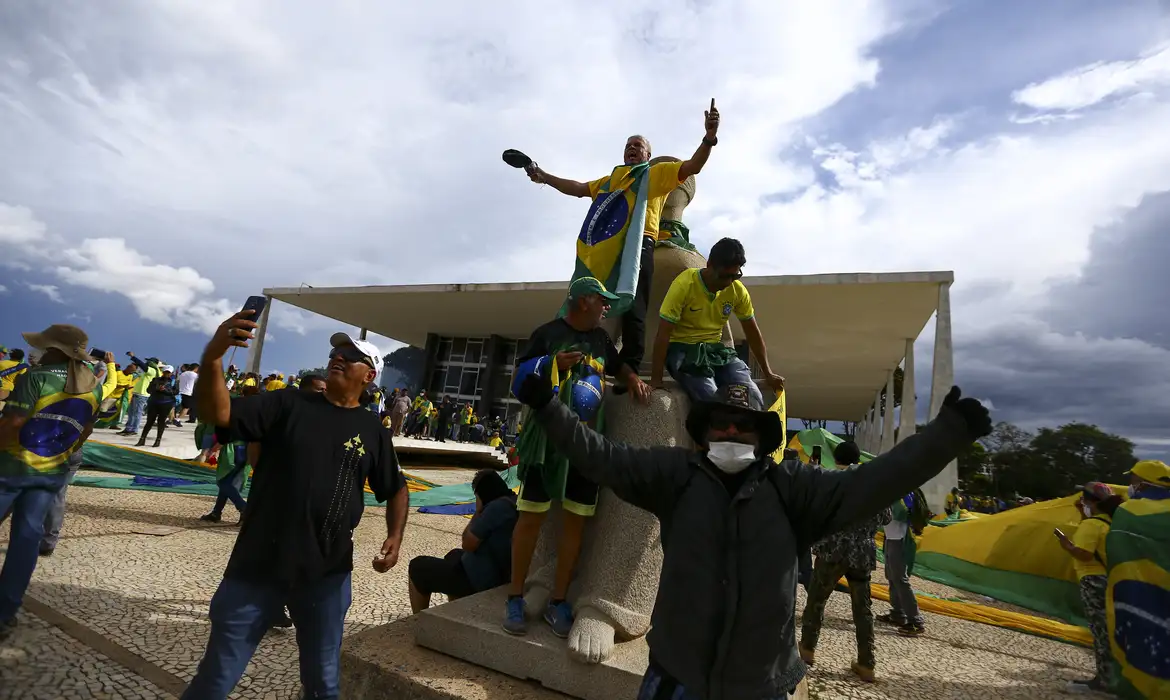 Manifestantes em 8 de janeiro de 2023