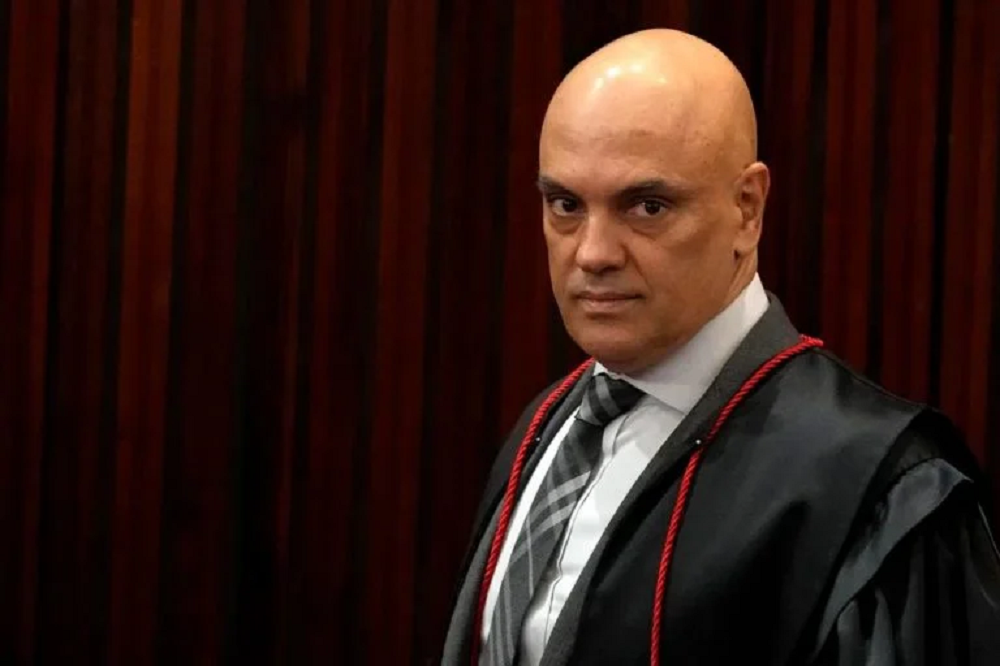 O ministro Alexandre de Moraes, do STF, sério, em pé