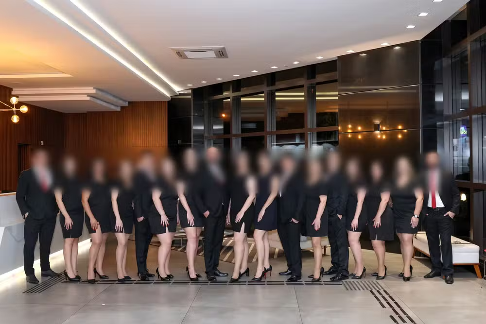Formandos de direito da UCEFF de roupas pretas, posando para foto em pé, lado a lado
