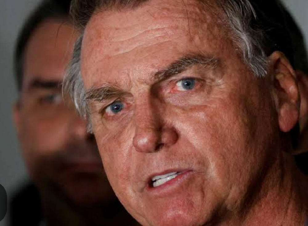 Jair Bolsonaro em close, falando, sério