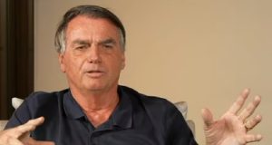 ex-presidente Jair Bolsonaro falando e gesticulando, sério, de camisa polo escura