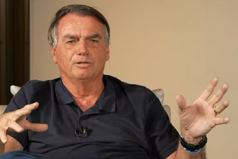 ex-presidente Jair Bolsonaro falando e gesticulando, sério, de camisa polo escura