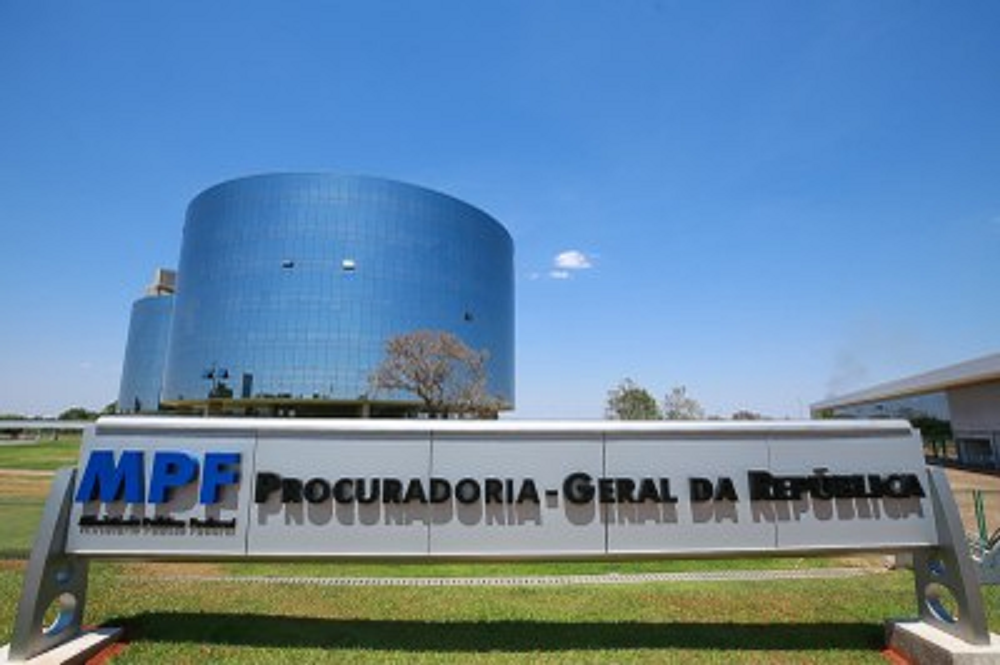 Fachada da Procuradoria-Geral da República (PGR) em dia de céu azul