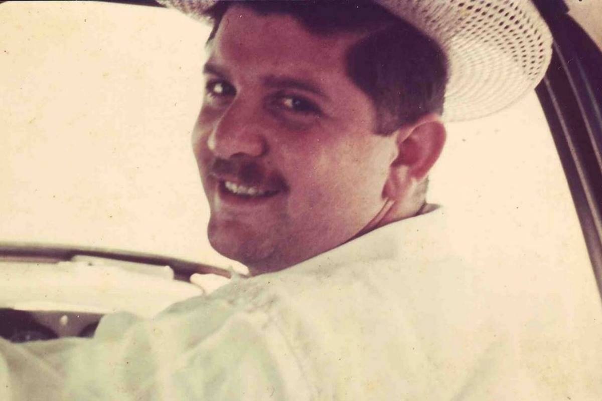 ex-deputado Rubens Paiva sorrindo e olhando para trás