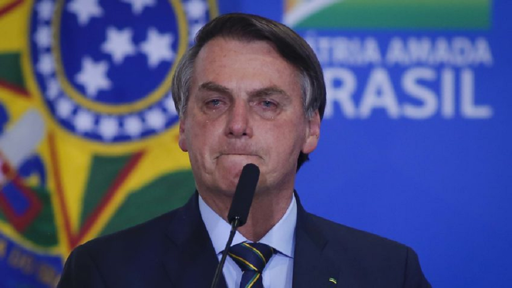 ex-presidente Jair Bolsonaro (PL) com cara de choro, perto de microfone