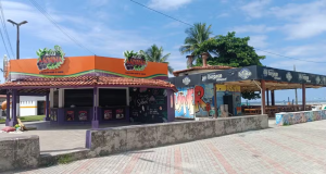 Quiosques na orla da praia de Mongaguá, onde moradores de rua foram baleados