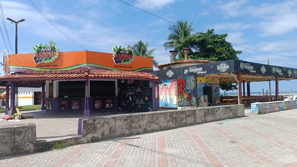 Quiosques na orla da praia de Mongaguá, onde moradores de rua foram baleados