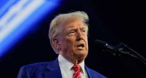 presidente dos Estados Unidos, Donald Trump, falando em microfone, sério
